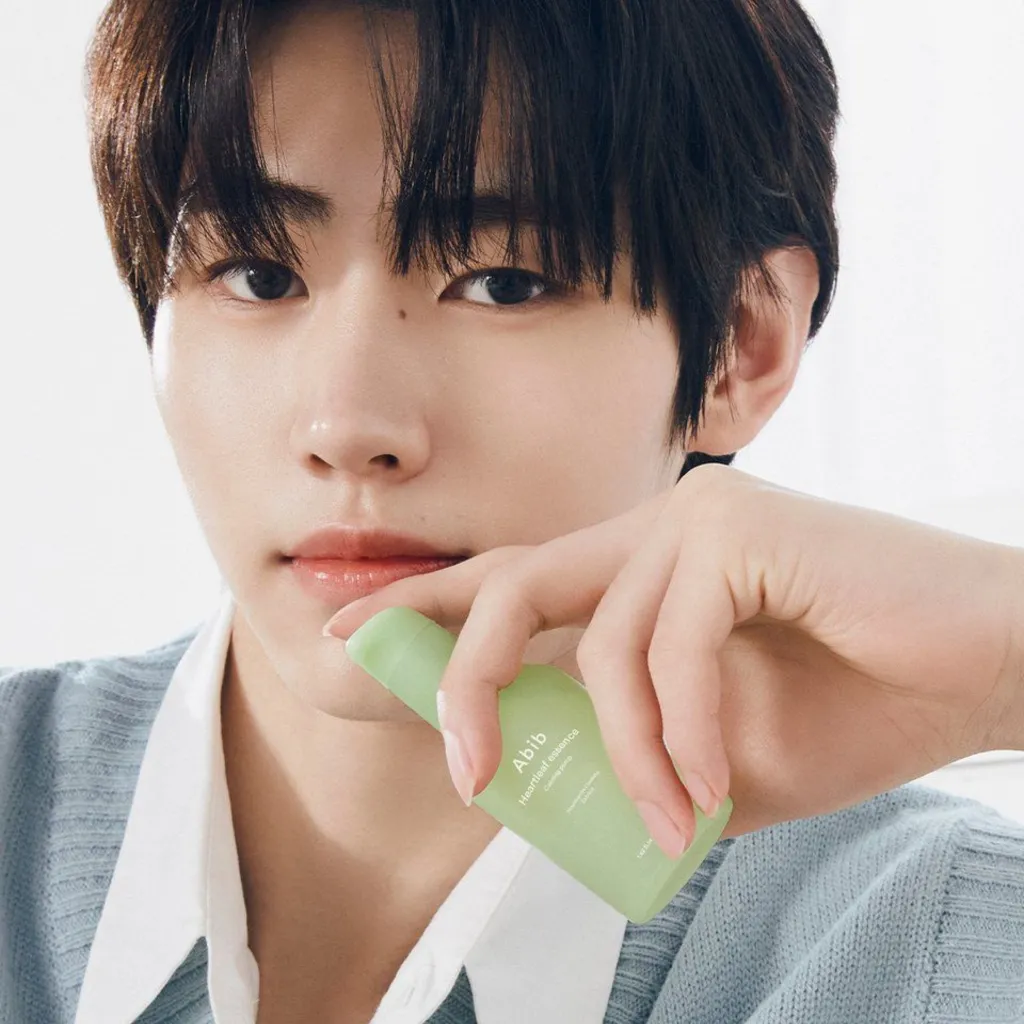 Bài đăng Instagram Sale Khuyến mãi Chống nắng Mỹ phẩm Làm đẹp Hiện đại Thanh lịch Tím.webp