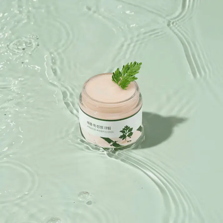 mugwort-calming-moisturizer-round-lab-5.webp