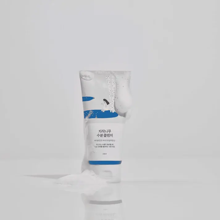 birch-moisturizing-cleanser-round-lab-3.webp